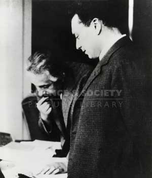 Hai nhà khoa học: Wolfgang Pauli (đứng) và Einstein (ngồi)