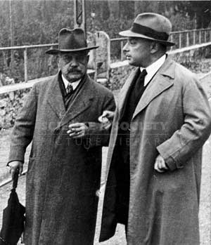 Hai nhà khoa học: Wolfgang Pauli (phải) và Arnold Sommerfeld (trái)