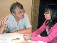 Giáo sư Klaus von Klitzing đang trao đổi với một nhà khoa học trẻ Việt Nam tại hội nghị “Gặp gỡ Việt Nam” lần 6. 