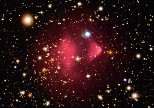 Ảnh của đài quan sát tia X Chandra cho thấy chòm thiên hà 1E 0657-56, hay Bullet Cluster hình thành sau vụ va chạm dữ dội của hai đám thiên hà