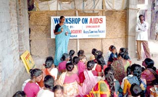 Tuyên truyền phòng chống AIDS ở một vùng nông thôn Ấn Độ.