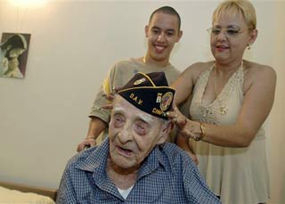Cụ ông người Puerto - Rico E.Del Toro, 115 tuổi, biểu tượng về sự trường thọ của con người 